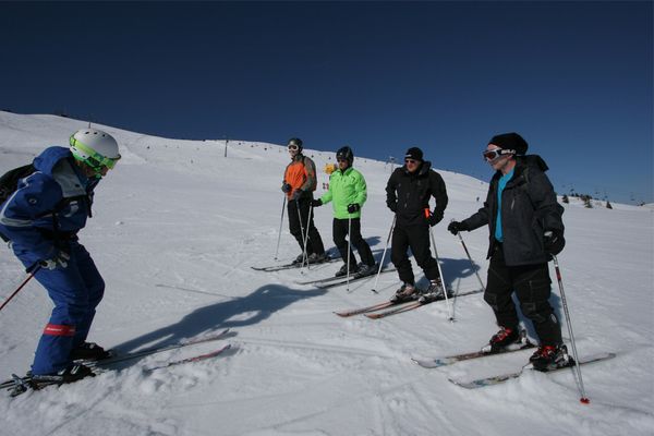 Erlernen der Grundkenntnisse des Skifahrens